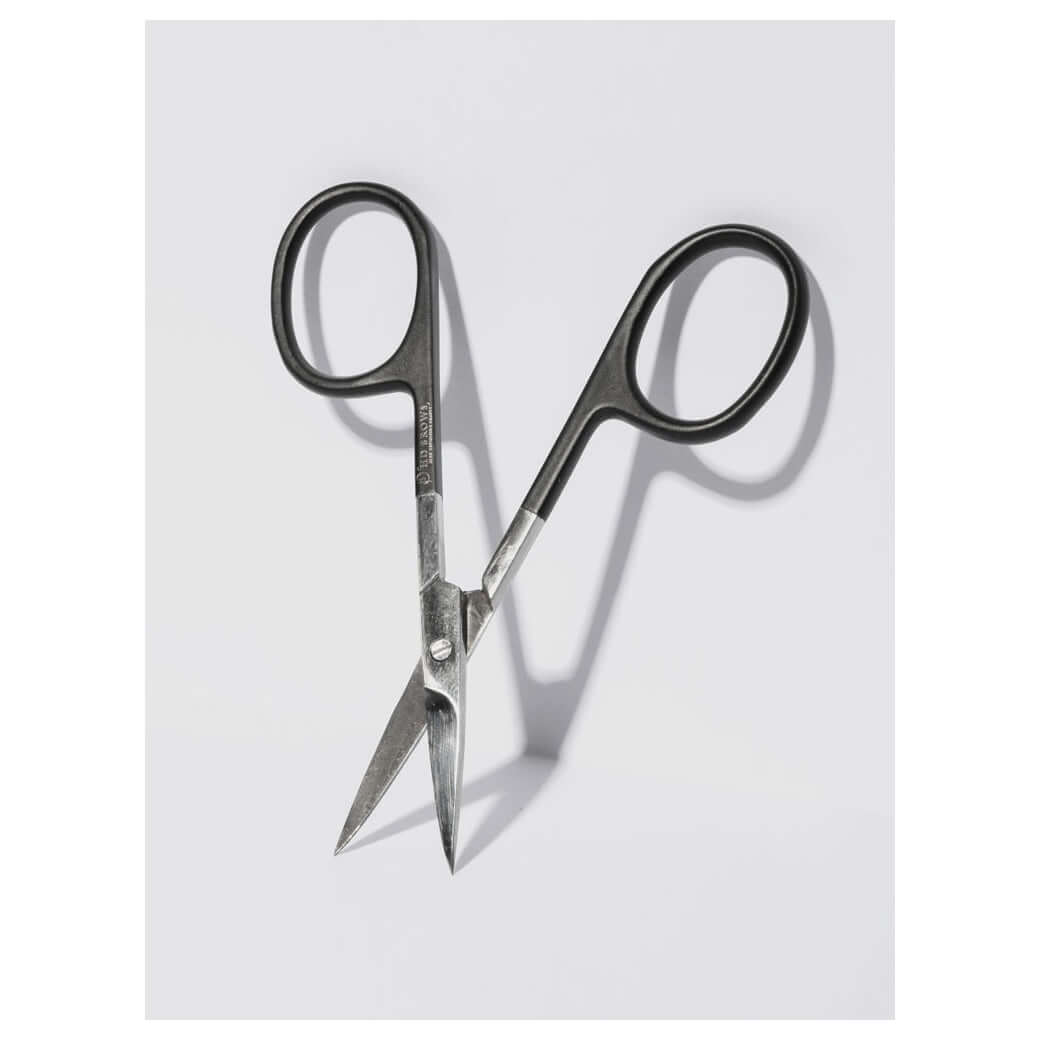 Precision Scissors HD Brows Präzisions Schere Unsere Augenbrauen-Formschere eignet sich perfekt zum präzisen Trimmen der Augenbrauen. Dieses kleine und elegante Werkzeug schneidet selbst die kleinsten Härchen, verfeinert Ihre Augenbrauen und sorgt dafür,