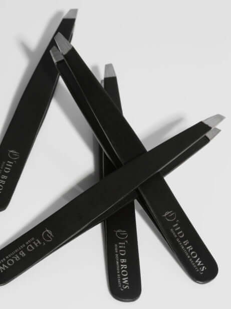 Precision Tweezers HD Brows Präzisionspinzette Die Präzisionspinzette eignet sich perfekt zum In Form bringen der Augenbrauen im Abschlussstadium der Behandlung und erleichtert das Auszupfen selbst der kleinsten, lästigen Härchen, die Sie mit Wachs oder F
