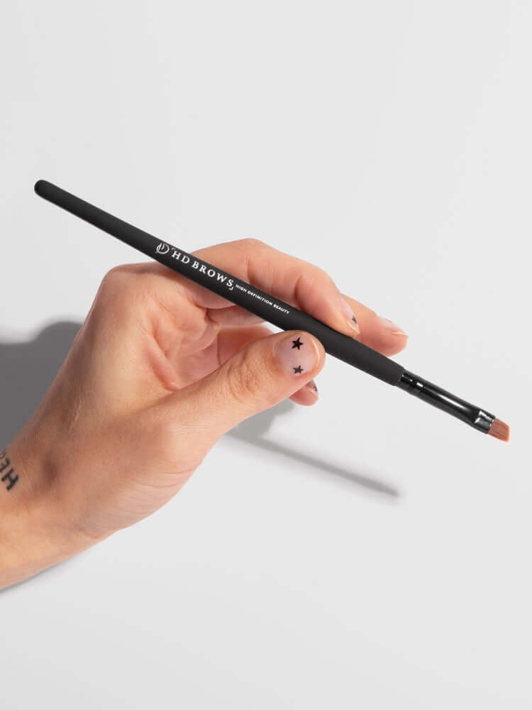 Super Fine Angled Brow Brush HD Brows Superfeiner abgewinkelter Brauenpinsel Das Nachziehen Ihrer Augenbrauen war noch nie so einfach wie mit dem superfeinen, abgewinkelten Augenbrauenpinsel. Egal, welchen Augenbrauenstil Sie haben oder welches Produkt Si