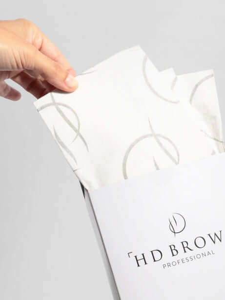 Tidy Towel (20) HD Brows Abdecktuch Unsere Tidy Towels wurden entwickelt, um Ihren Arbeitsplatz vor verschütteten Flüssigkeiten, Tropfen und Spritzern zu schützen, die bei Ihren Augenbrauenbehandlungen täglich passieren. Warum es Ihnen gefallen wird Diese