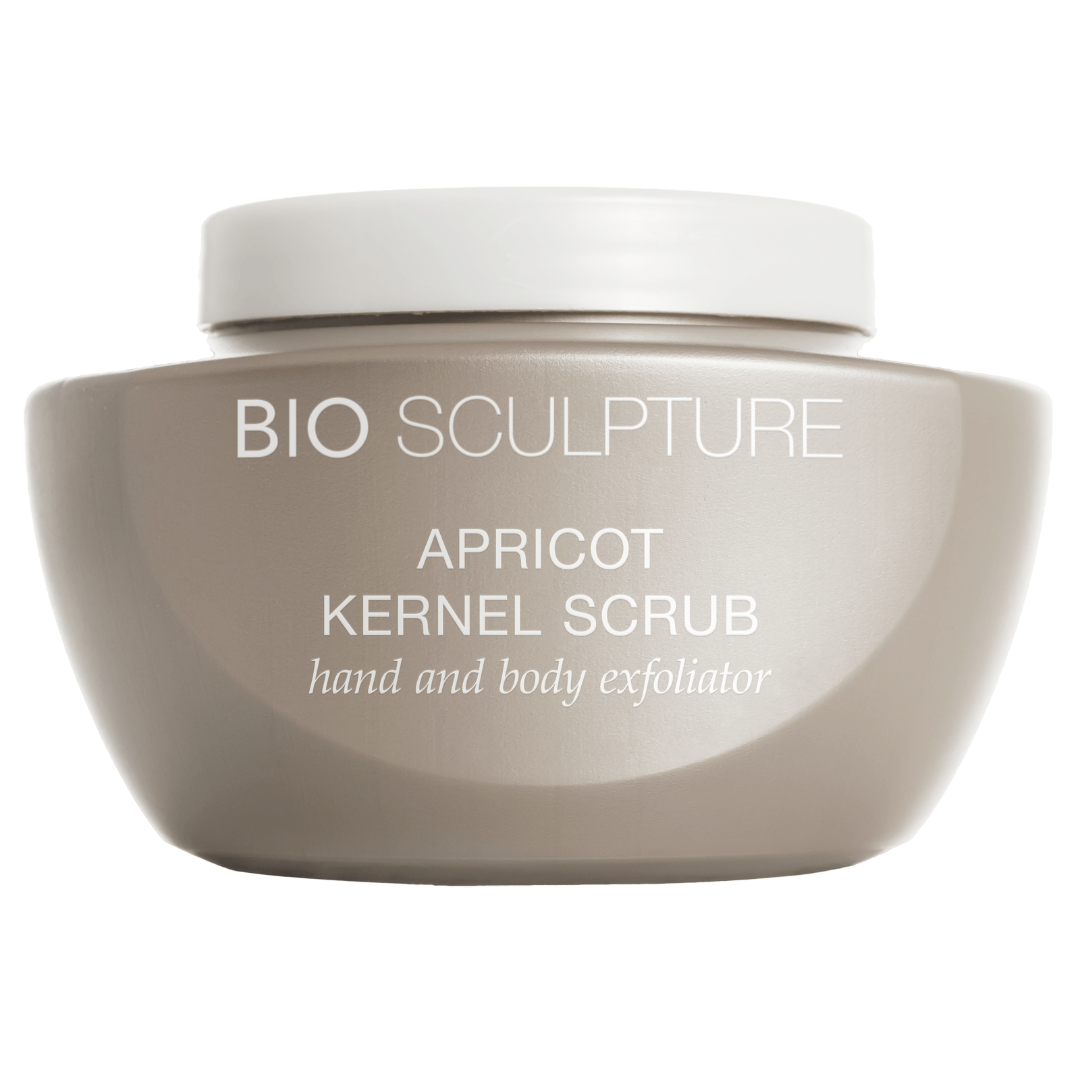 Retail Apricot Kernal Scrub - SPA SPA In diesem Peeling mit seinem angenehmweichen Abrieb entfalten unter anderem Teebaumöl, pulversierte Aprikosen-Kerne und pulverisierter Bimsstein sowie Urea ihre reinigende und pflegende Wirkung. Optimal für Maniküre u