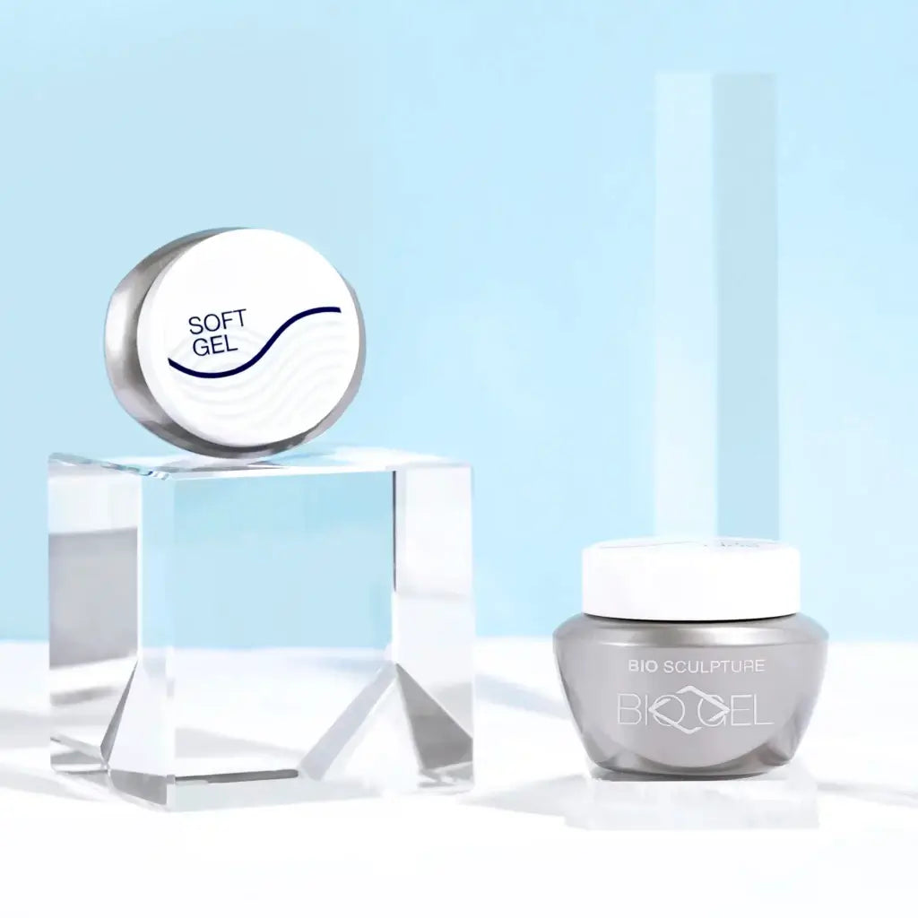 Soft Gel - BIOGEL BIOGEL Base Soft Gel - BIOGEL Soft Gel ist ein flexibles Gel, das als Verstärkungs-/Abschlussschicht auf einem weichen Nagel (einem gesunden Nagel, der sich in beide Richtungen biegen lässt, ohne dass der Nagel dabei verletzt wird) oder