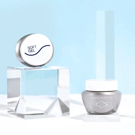 Soft Gel - BIOGEL BIOGEL Base Soft Gel - BIOGEL Soft Gel ist ein flexibles Gel, das als Verstärkungs-/Abschlussschicht auf einem weichen Nagel (einem gesunden Nagel, der sich in beide Richtungen biegen lässt, ohne dass der Nagel dabei verletzt wird) oder