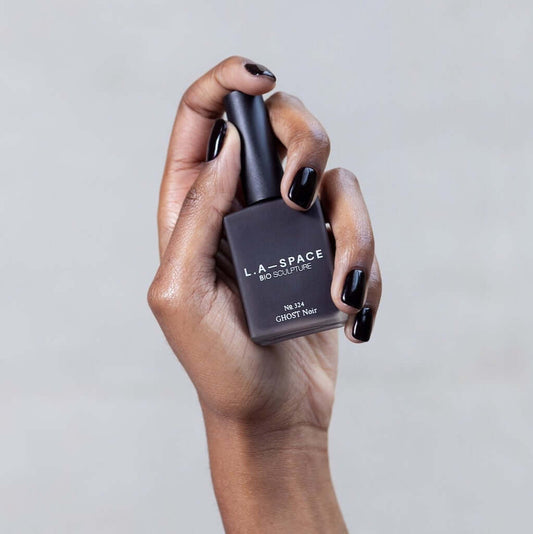 0324 Ghost Noir - GEMINI GEMINI auf Vorbestellung GEMINI NagellackMutig, kultig und zeitlos. Dieser tiefe, fast schwarze Farbton mit einem Hauch von Dunkelrot schmeichelt allen Hauttönen und verspricht, ein zukünftiger Kultklassiker zu werden. Hergestellt