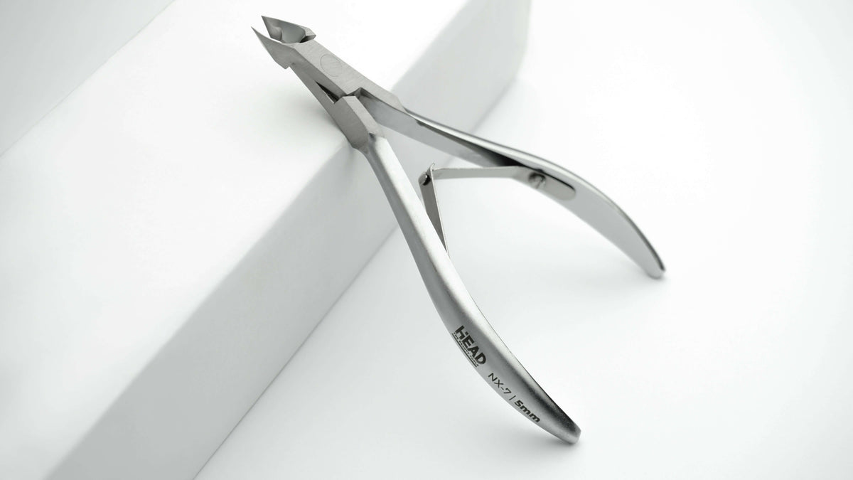 Professionelle Nagelhautzange X-line 7, L- 110mm, Klingen 5 mm – Detailansicht