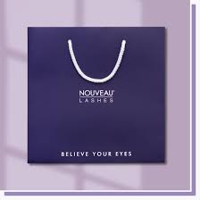 Kleine Nouveau Lashes Tasche Verbrauchsmaterial Zeigen Sie ihren Kunden, dass Sie sie schätzen. Die hochwertige Nouveau Lashes Geschenktasche ist ideal um alle Aftercare Produkte mitzugeben. Die Taschen sind mit unseren charakteristischen Lifestyle-Shots