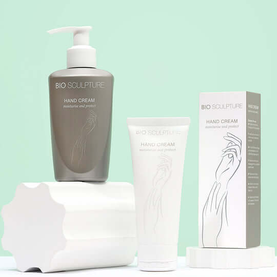 Hand Cream - SPA SPA Die neue BIO SCULPTURE Handcreme besteht aus einer Kombination von Inhaltsstoffen mit Sonne-Filtereigenschaften, die einen Schutz gegen die durch Sonnenlicht verursachten Schäden bietet. Sheabutter Rizinusöl Vitamin E - leistungsstark