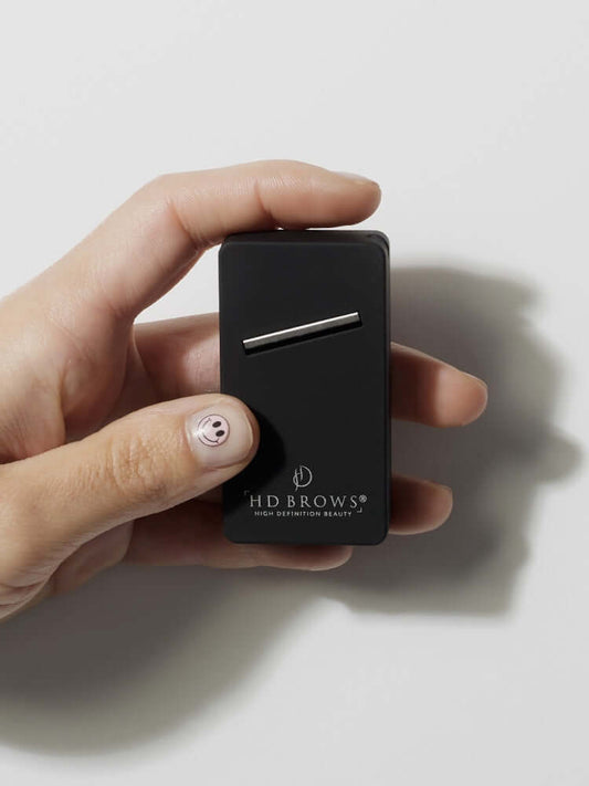 Pro Super Shaper HD Brows Unser Pro Shaper wurde überarbeitet und sieht jetzt noch besser aus. Mit diesem neuen und verbesserten Bleistiftspitzer können Sie die berühmte flache, ultrafeine Spitze des HD Brows Pro Pencil viel schneller, einfacher und siche