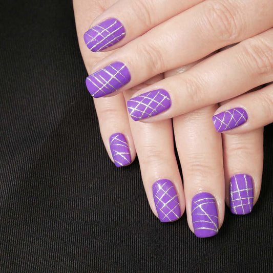 Silver Threading Gel - BIOGEL BIOGEL Silver Threading Gel - BIOGEL Dieses Gel hat einen glitzernden, metallischen Farbton, eine hohe Viskosität und fädelbare Eigenschaften , um mühelos schöne Nagelkunst zu kreieren. Anwendungstipp: Auf das ausgehärtete un