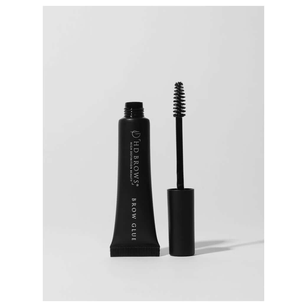 Brow Glue HD Brows Augenbrauen-Fixiergel Team HD wollte das beste Augenbrauengel entwickeln, das es je ausprobiert hat. Nach über einem Jahr Entwicklungszeit war Brow Glue endlich geboren. Wir haben es nicht ohne Grund Brow Glue genannt. Mit seiner supers