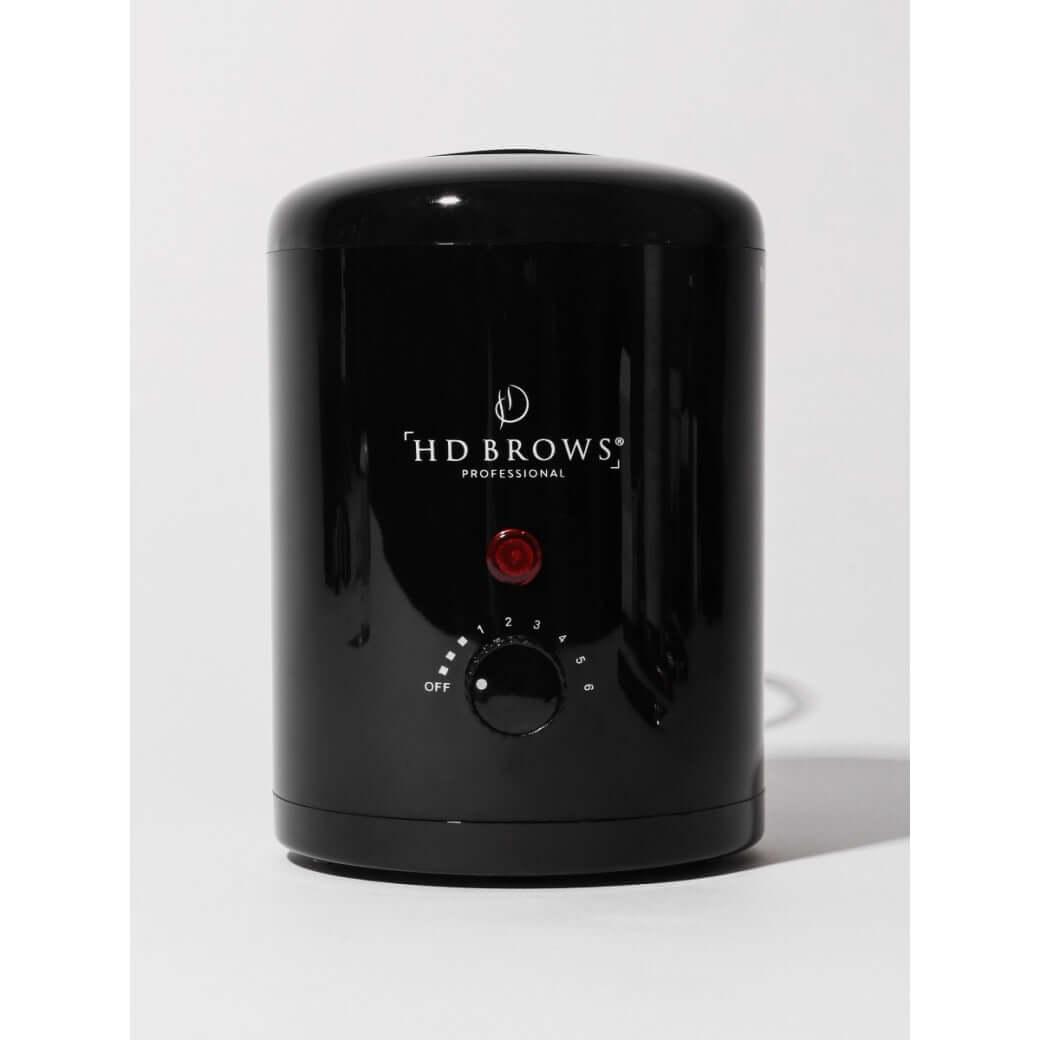 Wax Heater HD Brows Schwarzer Wachserhitzer Unser schwarzer Marken-Wachserhitzer erhitzt das Wachs auf die richtige Konsistenz für eine effektive Augenbrauen-Wachsbehandlung. Warum es Ihnen gefallen wird Dieses Heizgerät ist schlank und kompakt und nimmt