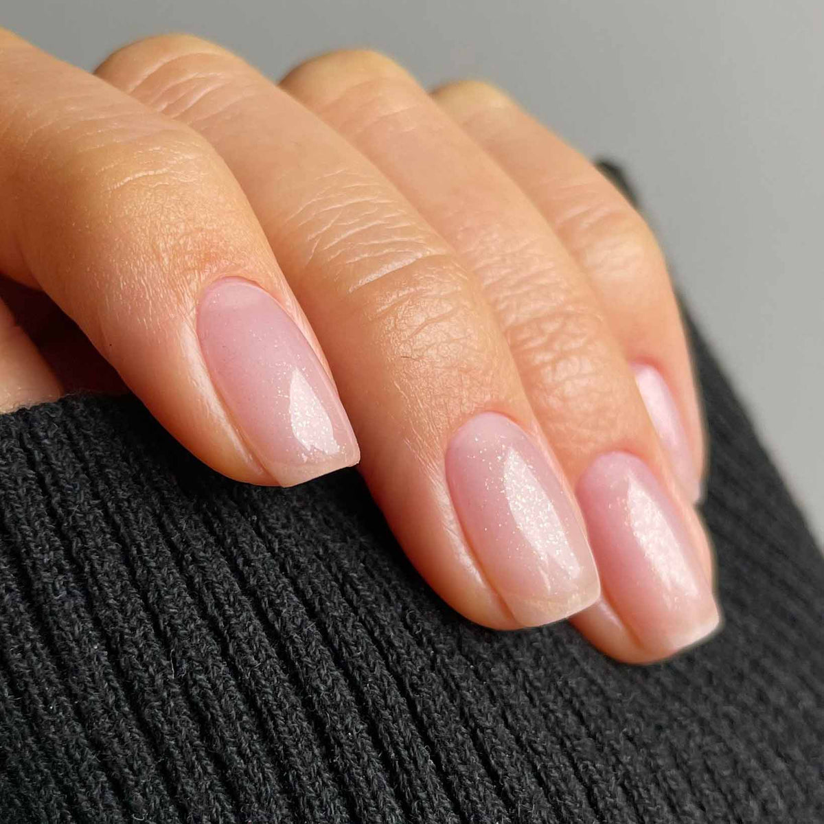 Baby Heart Confetti Nail Polish – Nahaufnahme des Farbtons; Farbton ein transparentes Babyrosa mit zartem Schimmer