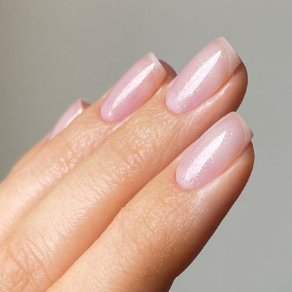 Baby Heart Confetti Nail Polish – Farbwirkung und Produktdetail; Farbton ein transparentes Babyrosa mit zartem Schimmer