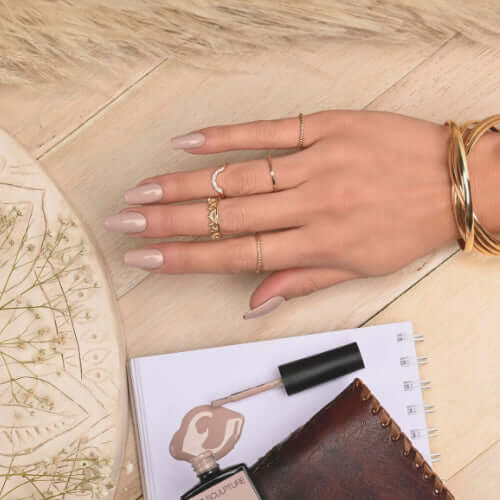 EVO Timeless Elegance Collection EVO Die BIO SCULPTURE EVO Timeless EleganceKollektion ist ein Zeugnis des ewigen Stils fürfür grenzenlose Klasse und Raffinesse. Mit einer Reihe von exquisiten Farbtönen, von unvergänglichen Nudetönen bis hin zu zauberhaft