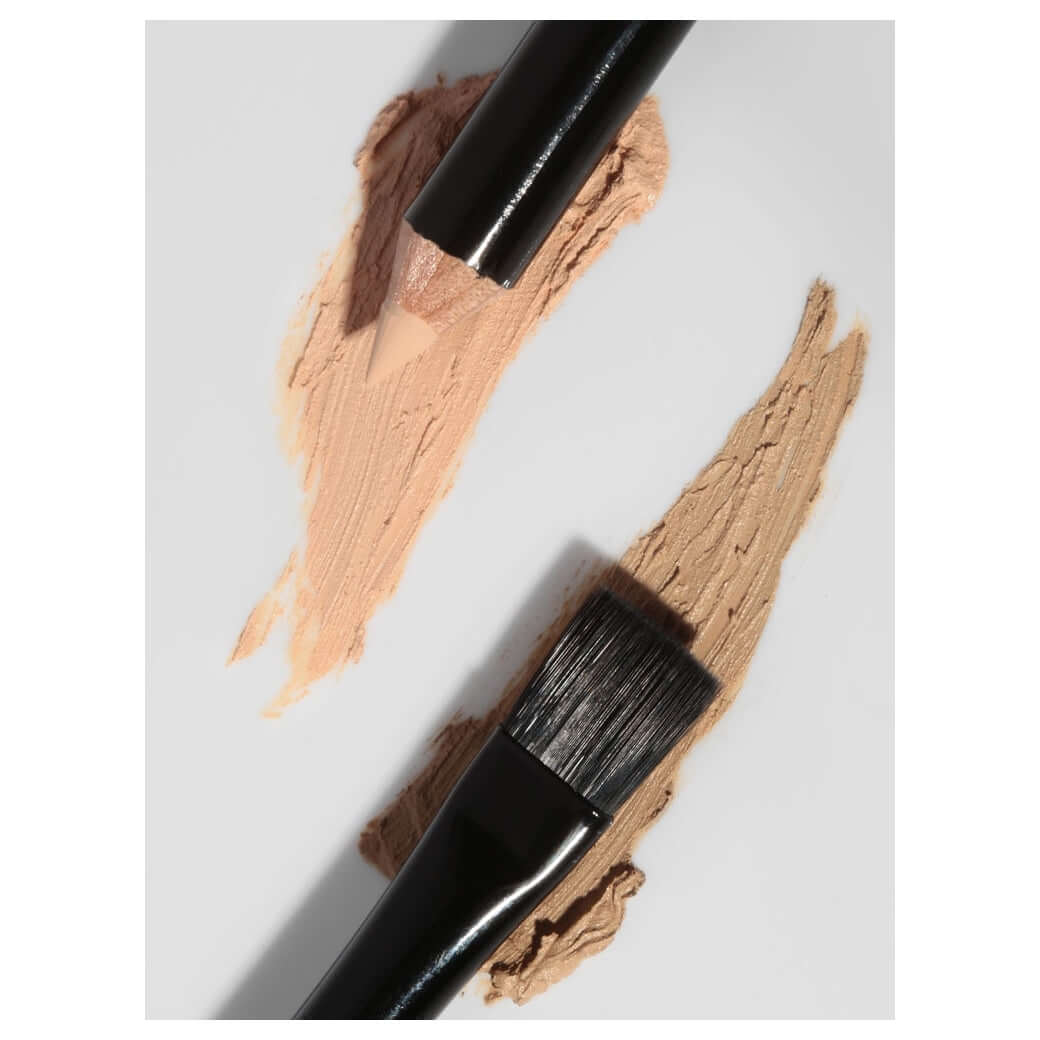 Brow Highlighter Brush HD Brows Brauen-Highlighter-Pinsel Dieser kleine und präzise Pinsel wurde zum gekonnten Verblenden von Highlightern auf dem Brauenknochen entwickelt und definiert, betont und hebt die Brauen für ein klares, sauberes Finish. Warum es