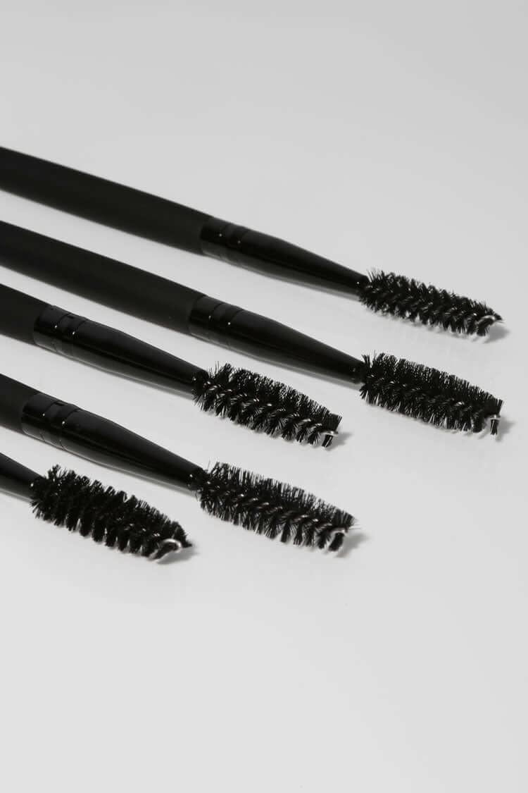 Spoolie Brush HD Brows Spoolie-Pinsel Der ultimative Augenbrauenpinsel für Ihre Sammlung. Der einfache Augenbrauenpinsel ist ein vielseitiger Pinsel, der die Härchen in Form bringt und gleichzeitig hilft, sie mit dem Make-up zu verblenden, um ein weiches