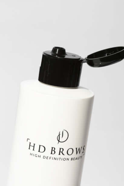 Squeaky Clean Make-up Remover HD Brows Squeaky Clean Make-Up-Entferner Bereiten Sie den Augen- und Augenbrauenbereich vor allen HD-Behandlungen vor, indem Sie jegliches Make-up mit unserem speziell entwickelten Squeaky Clean entfernen. Warum es Ihnen gefa