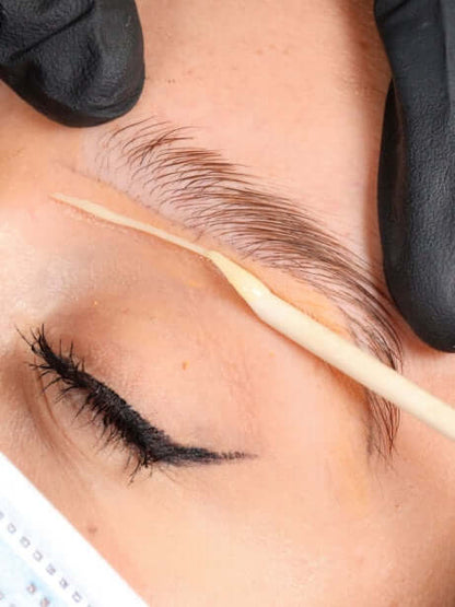 Swizzle Sticks (100) HD Brows Swizzle Sticks Erinnern Sie sich an das berühmte „Swizzle and Drizzle“, das Sie im Training gelernt haben? Unsere Swizzle Sticks wurden unter Berücksichtigung unserer Wachstechnik für eine präzise Anwendung und professionelle