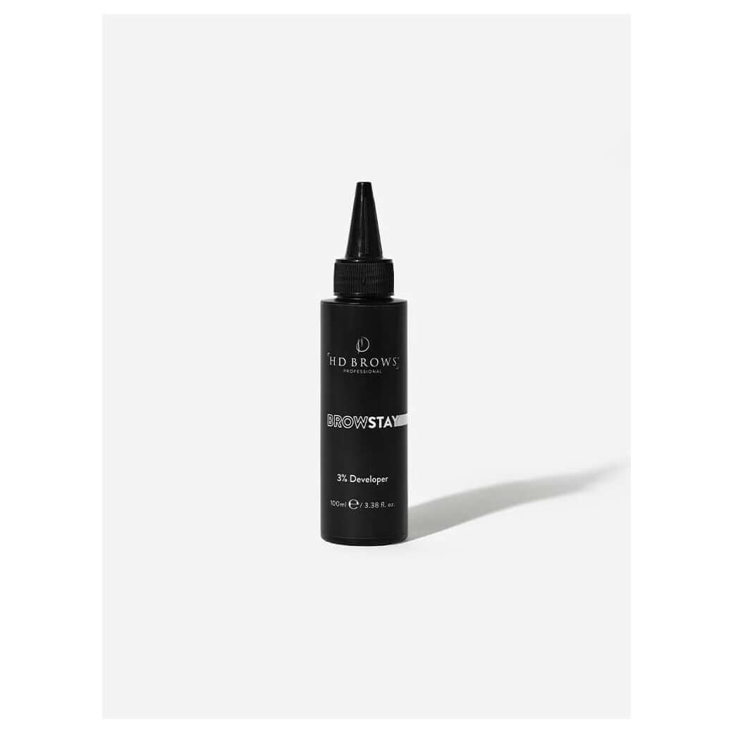 BrowStay 3% Developer BrowStay Hybrid BrowStay 3% Entwickler Unser veganer BrowStay 3 % Developer ist beim Färben Ihrer Behandlungen unverzichtbar und sorgt in Verbindung mit den BrowStay Hybrid Dyes für eine langanhaltende, individuelle Farbe für alle Ih