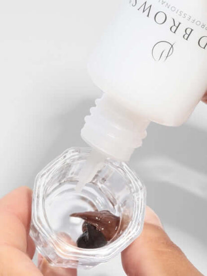 Brow Dye Developer HD Brows Augenbrauen-Farb-Entwickler Unser veganer Brow Dye Developer ist beim Färben Ihrer Behandlungen unverzichtbar und sorgt in Verbindung mit dem Brow Dye für eine langanhaltende, individuelle Farbe für alle Ihre Kunden. Warum es I