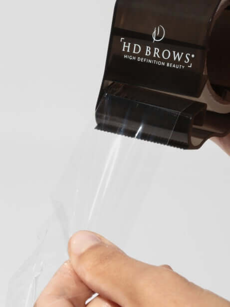 Brow Fixing Film BrowSculpt Brauen Fixierfilm Dieser Brow Fixing Film ist exklusiv für HD BrowSculpt-Stylisten erhältlich und wurde speziell entwickelt, um Ihre BrowSculpt-Behandlungen zu verbessern. Warum es Ihnen gefallen wird Diese Augenbrauenlaminieru