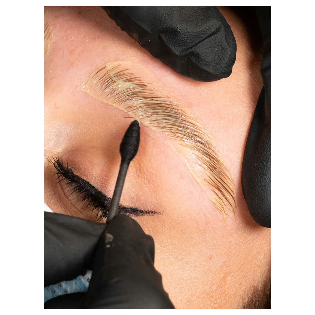 Biodegradable Cotton Buds HD Brows Biologisch abbaubare Wattestäbchen Wattestäbchen sind ein unverzichtbarer Bestandteil der Augenbrauen-Arbeitsstation, um die Augenbrauen in Form zu halten. Achten Sie darauf, immer einige biologisch abbaubare zur Hand zu