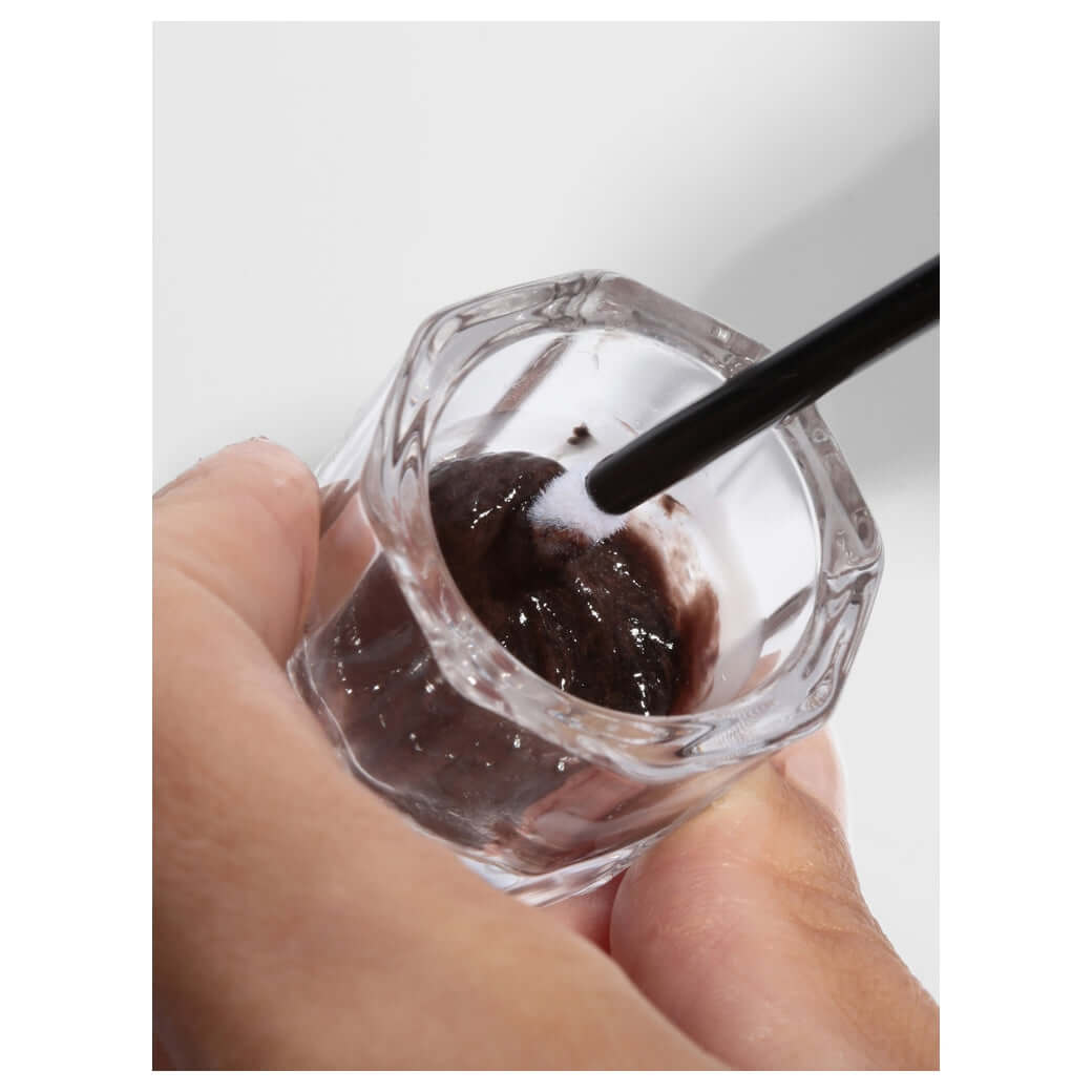 Mixing Pot HD Brows Mischtopf Ein kleiner Glastopf, der sich perfekt zum Mischen der richtigen Menge Augenbrauenfarbe und Augenbrauenfarbe-Entwickler für jede Behandlung eignet. Warum es Ihnen gefallen wird Ein kleiner, leichter Topf, der sich ideal zum A