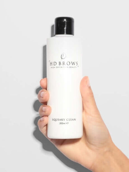 Squeaky Clean Make-up Remover HD Brows Squeaky Clean Make-Up-Entferner Bereiten Sie den Augen- und Augenbrauenbereich vor allen HD-Behandlungen vor, indem Sie jegliches Make-up mit unserem speziell entwickelten Squeaky Clean entfernen. Warum es Ihnen gefa
