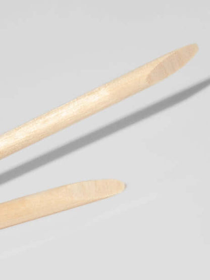 Swizzle Sticks (100) HD Brows Swizzle Sticks Erinnern Sie sich an das berühmte „Swizzle and Drizzle“, das Sie im Training gelernt haben? Unsere Swizzle Sticks wurden unter Berücksichtigung unserer Wachstechnik für eine präzise Anwendung und professionelle
