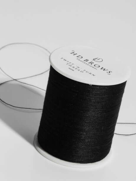 Twist N Turn Thread HD Brows Twist N Turn Garn Unser Twist N Turn-Faden eignet sich perfekt zum Entfernen aller feinen, flauschigen Vellushaare rund um die Augenbrauenform für ein superglattes und sauberes Finish. Warum es Ihnen gefallen wird Dieser profe