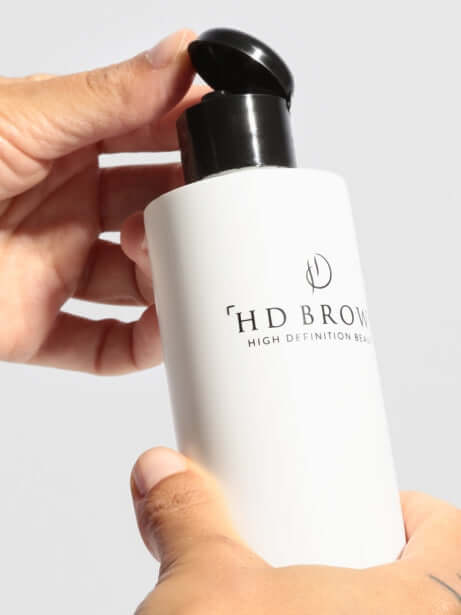 Comfort Me After Wax Lotion HD Brows After Wax Lotion Wachsen kann manchmal leichte Reizungen und Empfindlichkeit verursachen. Wir haben unsere Comfort Me After Wax Lotion entwickelt, um die Haut nach der Haarentfernung zu beruhigen und zu entspannen. War