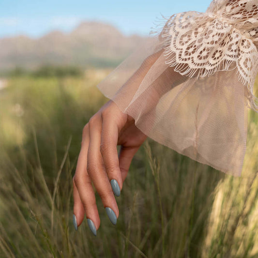 0320 For the Love of Evergreen - BIOGEL BIOGEL BIOGEL Gelsystem Ein Khakigrün mit einem blau-gelben Unterton, dieser Farbton ist eine Hommage an Englands üppige Wälder und Heidelandschaften und bietet einen zeitlosen Farbton, der über alle Jahreszeiten hi