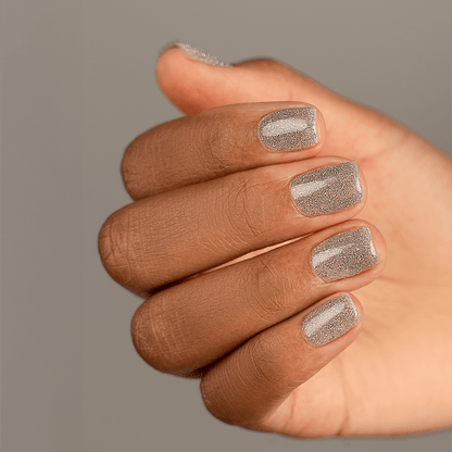 0323 Angel's Sparkle - GEMIN GEMINI auf Vorbestellung GEMINI NagellackEin funkelndes, ultrareflektierendes Silber, das das Licht aus jedem Winkel einfängt. Angel’s Sparkle sorgt für mühelosen Glamour, der Ihre Nägel in dieser Partysaison zum ultimativen A