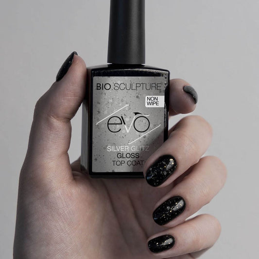 EVO Silver Glitz Gloss Top Coat EVO Base Glänzender Gel-Decklack mit silbernen Glitzerstücken Nageltyp: Alle Nageltypen Anwendung: Ihr Evo Gloss Top Coat ist Ihre letzte Schicht eines Bio Sculpture BIOGEL oder Evo Gel Manciure. Dünn und gleichmäßig auftra