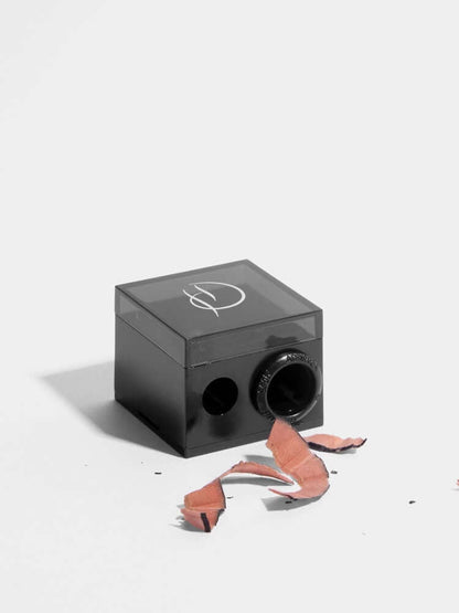 Precision Sharpener HD Brows Unser Präzisionsspitzer funktioniert mit all Ihren bevorzugten Augenbrauen- und Kosmetikstiften und sorgt für eine ultrapräzise Spitze, damit Sie Produkte wie ein Profi auftragen können. Warum es Ihnen gefallen wird Der Präzis