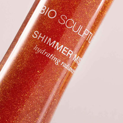 Shimmer Mist SPA Erleben Sie die ultimative Feuchtigkeitsversorgung mit strahlendem Schimmer. Entdecken Sie das Geheimnis strahlender, jugendlicher Haut mit unserem luxuriösen Glowing Shimmer Skin Hydration Mist. Mit Hyaluronsäure angereichert, schließt e