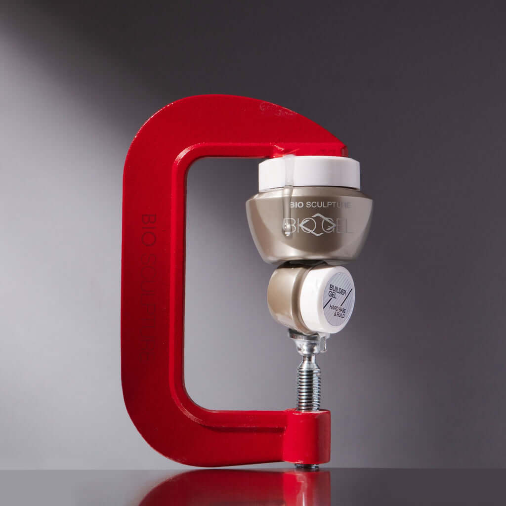 Builder Gel Gel - BIOGEL Entdecken Sie unvergleichliche Stärke mit unserem neuen, ultradünnen Aufbaugel. Diese mit Fasern angereicherte Basis- und Aufbauformel minimiert die Masse und maximiert gleichzeitig Haltbarkeit und Flexibilität. Sie trägt dazu bei