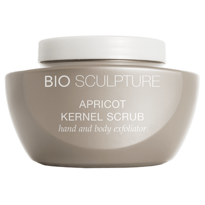 Retail Apricot Kernal Scrub - SPA SPA In diesem Peeling mit seinem angenehmweichen Abrieb entfalten unter anderem Teebaumöl, pulversierte Aprikosen-Kerne und pulverisierter Bimsstein sowie Urea ihre reinigende und pflegende Wirkung. Optimal für Maniküre u