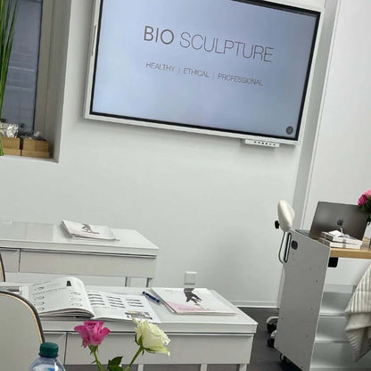 Bio Sculpture full Nail System Schulung Schulung Bio Sculpture BIOGEL, EVO & BI-OLYGEL Full Schulung (4 Tage) Der zusätzliche Prüfungstag ist im Preis inbegriffen. Nach Abschluss der Schulung und bestandener Prüfung erhalten Sie die offiziellen Bio Sculpt
