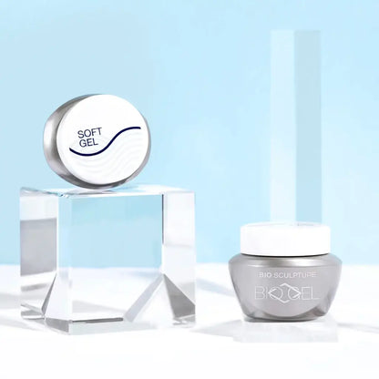 Soft Gel - BIOGEL BIOGEL Base Soft Gel - BIOGEL Soft Gel ist ein flexibles Gel, das als Verstärkungs-/Abschlussschicht auf einem weichen Nagel (einem gesunden Nagel, der sich in beide Richtungen biegen lässt, ohne dass der Nagel dabei verletzt wird) oder