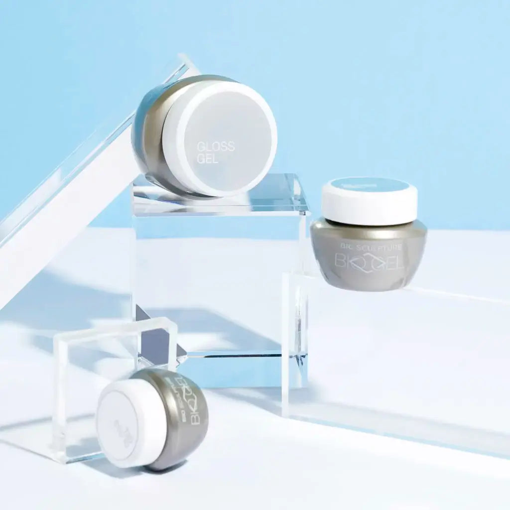 Gloss Gel - BIOGEL BIOGEL Base Gloss Gel wird als letzte Schicht auf allen Nageltypen verwendet. Es schützt und verleiht Überzügen einen glänzenden Glanz. Glanzgel ist selbstnivellierend und geruchslos. Es härtet in 30 Sekunden unter LED und 30 Sekunden u
