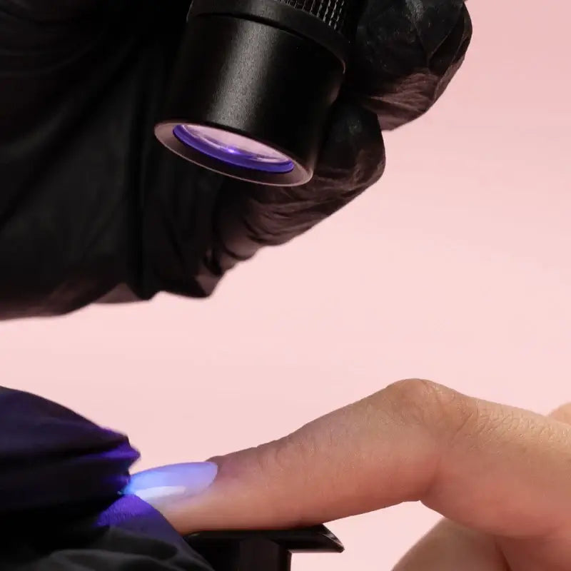 Flash-Cure UV Flashlight Die UV LED Flashlight ermöglicht ein einfaches und unkompliziertes Aushärten der Tips. Batterie ist nicht inbegriffen Bio Sculpture