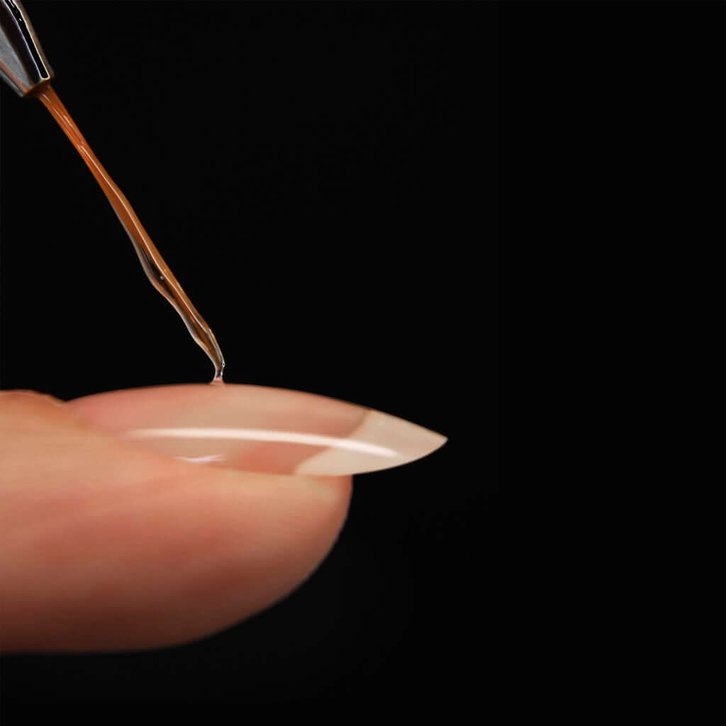 APEX Gel - BIOGEL BIOGEL Base Nageltyp:Starke NägelFür mittellange bis lange Nägel und Skulpturen Eigenschaften:Stärke und Länge Vorteile:Dauerhafter Halt für starke Nägel Selbstnivellierend Einfaches Abziehen Methode der Anwendung:Stärke des oberen Bogen