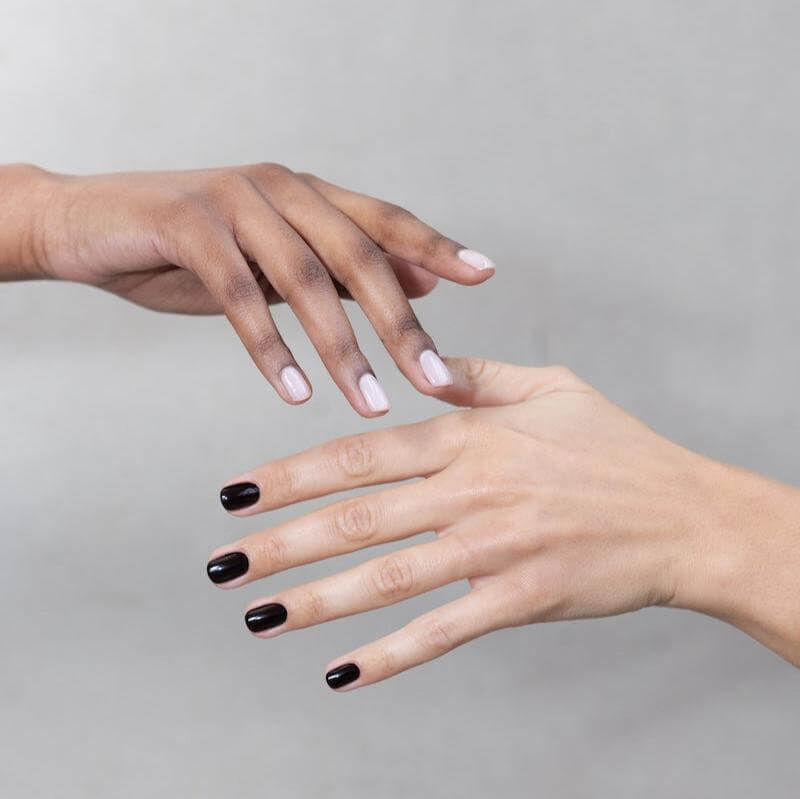 0324 Ghost Noir - BIOGEL BIOGEL BIOGEL Gelsystem Mutig, kultig und zeitlos. Dieser tiefe, fast schwarze Farbton mit einem Hauch von Dunkelrot schmeichelt allen Hauttönen und verspricht, ein zukünftiger Kultklassiker zu werden. Hergestellt in SüdafrikaBIOG