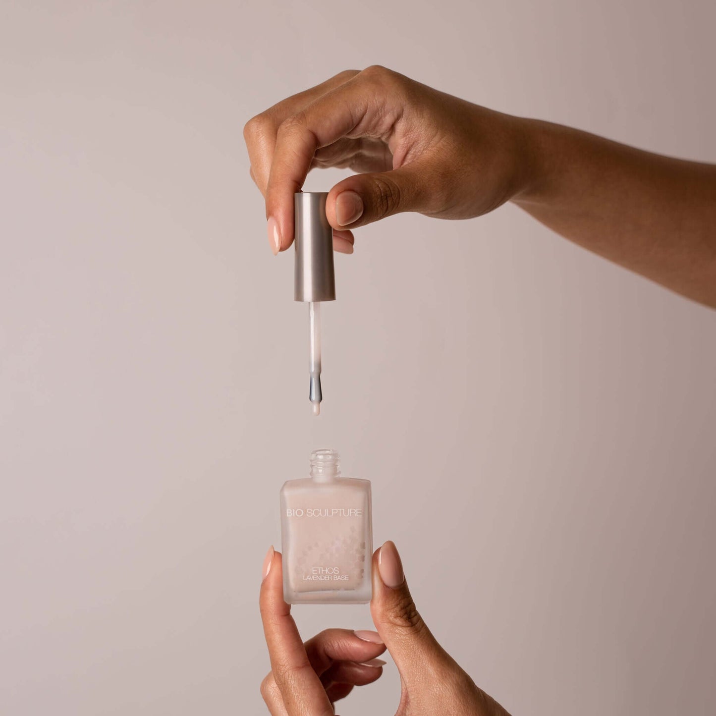 0304 Lavender Base - ETHOS ETHOS ETHOS Lavender Base Stärkt schwache und beschädigte Nägel. Enthält Rosmarinblatt-Extrakt, der für seine beruhigenden Eigenschaften bekannt ist. Die sorgfältig ausgewählten Öle und Inhaltsstoffe tragen dazu bei, empfindlich