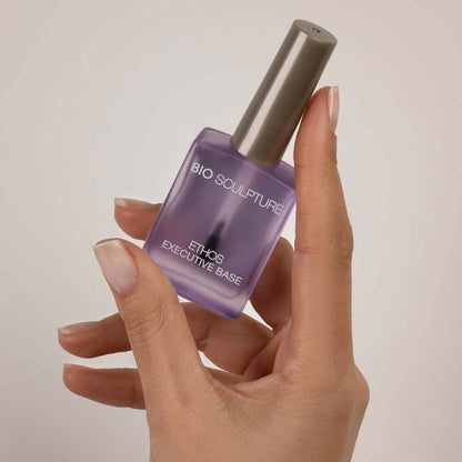 0326 Ethos Matte Top Coat ETHOS ETHOS Matte Top Coat Verwandeln Sie Ihre Maniküre im Handumdrehen mit unserem matten Überlack in limitierter Auflage NageltypAlle Nageltypen MerkmaleDecklack der Wahl zum Abschluss der Nagelbehandlung mit der GEMINI-Nagella