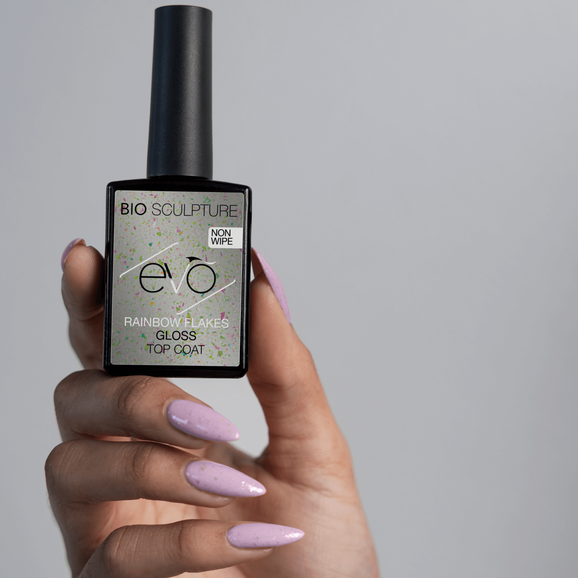 EVO Rainbow Flakes Gloss Top Coat EVO Base Glänzender Gel-Decklack mit holografischen Regenbogenflocken Nageltyp: Alle Nageltypen Anwendung: Ihr Evo Gloss Top Coat ist Ihre letzte Schicht eines Bio Sculpture BIOGEL oder Evo Gel Manciure. Dünn und gleichmä