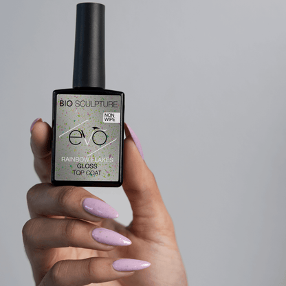 EVO Rainbow Flakes Gloss Top Coat EVO Base Glänzender Gel-Decklack mit holografischen Regenbogenflocken Nageltyp: Alle Nageltypen Anwendung: Ihr Evo Gloss Top Coat ist Ihre letzte Schicht eines Bio Sculpture BIOGEL oder Evo Gel Manciure. Dünn und gleichmä