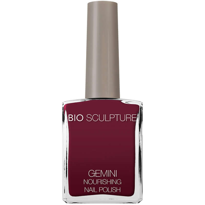 0318 Thornberry - GEMINI GEMINI GEMINI NagellackEin tiefes Burgunderrot mit violettem Unterton, das an reife Beeren erinnert, die darauf warten, gepflückt zu werden. Dieser satte Farbton ist sowohl kräftig als auch zeitlos. Hergestellt in SüdafrikaGEMINI