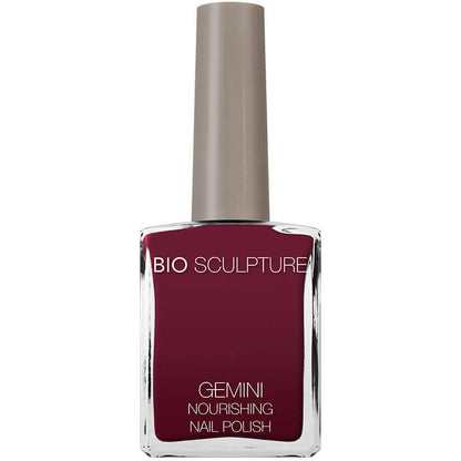 0318 Thornberry - GEMINI GEMINI GEMINI NagellackEin tiefes Burgunderrot mit violettem Unterton, das an reife Beeren erinnert, die darauf warten, gepflückt zu werden. Dieser satte Farbton ist sowohl kräftig als auch zeitlos. Hergestellt in SüdafrikaGEMINI